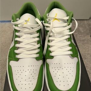 AIR JORDAN 1 LOW SE WHITE/CHLOROPHYLL-LIGHTENING
BLANC/ECLAIR/CHLOROPHYLLE